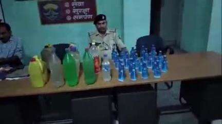पताही: पुलिस ने नोनफरवा ढंगर टोली में छापेमारी कर 34 लीटर देसी शराब और 24 पीस नेपाली शराब के साथ 4 पियक्कड़ को किया गिरफ्तार
