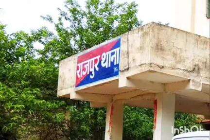 राजपुर: राजपुर थाना क्षेत्र के सबेया महतो टोला पर पुलिस ने छापेमारी कर दो धंधेबाजों को देशी महुआ शराब के साथ गिरफ्तार किया