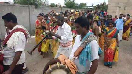 தேவகோட்டை: ஆற்றங்கரை தெருவில் அமைந்துள்ள 
ஶ்ரீ மஞ்சள் மாரியம்மன் கோவிலில் வைகாசி பூச்சொரிதல் விழா