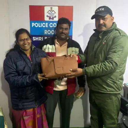जोशीमठ: श्री बद्रीनाथ धाम में यात्रा पर कर्नाटक की महिला यात्री का खोया पर्स पुलिस ने ढूंढकर लौटाया, पर्स में ₹30,000 की नकदी थी