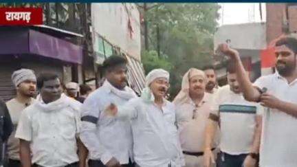 रायगढ़: रायगढ़ रेलवे स्टेशन चौक के पास यूथ कांग्रेस ने बांह में काली पट्टी बांधकर मुख्यमंत्री के सुशासन तिहार का किया विरोध