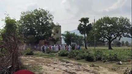 नौहट्टा: दारानगर गांव में विवादित जमीन पर शव दफनाने को लेकर दो पक्षों में तनाव, प्रशासन बना मूकदर्शक