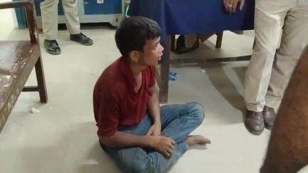 খোয়াই: দুর্গানগর এলাকা থেকে একজনকে চোর সন্দেহে ধরল এলাকাবাসীরা
