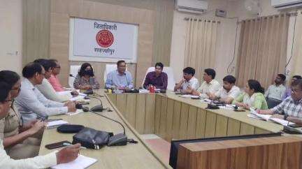 शाहजहांपुर: विद्युत कर्मचारी संयुक्त संघर्ष समिति द्वारा घोषित अनिश्चितकालीन कार्य बहिष्कार को लेकर कलेक्ट्रेट सभागार में हुई बैठक
