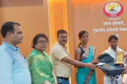 चंद्रपूर: 10 वी व 12 वी परीक्षेत अव्वल आलेल्या आदिवासी विद्यार्थ्यांचा प्रकल्प कार्यालयातर्फे सत्कार