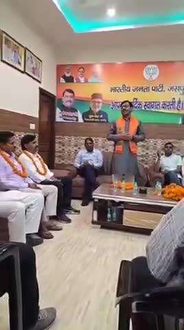 जसपुर: भाजपा जिला अध्यक्ष मनोज पाल ने नादेही रोड स्थित भाजपा नेता के आवास पर कार्यकर्ताओं के साथ बैठक की