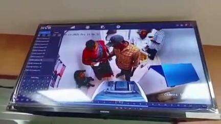 குடவாசல்: குடவாசல்  ஏடிஎம் மையத்தில் முதியவரை ஏமாற்றி  அவருடைய ஏடிஎம் கார்டிலிருந் து பணத்தை எடுத்த மர்ம நபரை காவல்துறை தேடி  வருகிறது