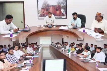 कवर्धा: जिले में 05 जून से चलेगा वृक्षारोपण का महासंग्राम, अभियान को प्रभावी बनाने के लिए कलेक्टर ने दिए निर्देश