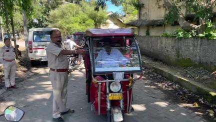 পূব ডিব্ৰুগড়: AMCH ৰ চৌহদৰ ভিতৰত বিনা অনুমতিত চলাই থকা ই-ৰিক্সাসমূহৰ বিৰুদ্ধে অভিযান জিলা পৰিবহণ বিভাগৰ