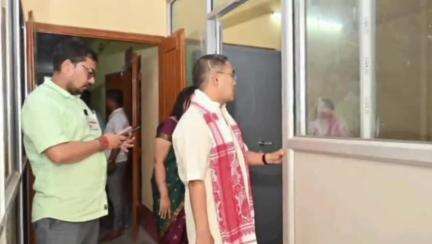 ঢেকিয়াজুলি ভাগ: ভোটপাৰাস্থিত ঢেকিয়াজুলি সম-জিলা কাৰ্যালয়ত উপস্থিত হৈ আয়ুক্তৰ সৈতে কামকাজৰ পৰ্যালোচনা কৰে বিধায়ক গনেশ কুমাৰ লিম্বুৱে