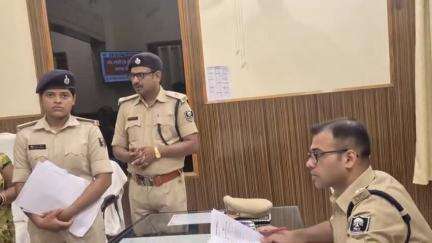 मोतिहारी: मोतीहारी के एसपी ने जिला कार्यालय में जनसुनवाई की, लोगों की समस्याएं सुनीं