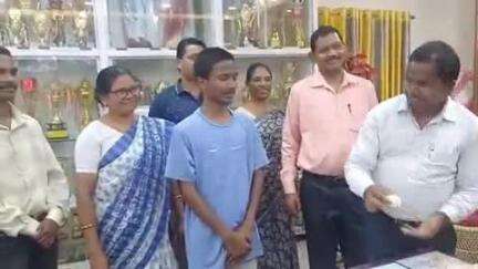 बिशुनपुर: मैट्रिक परीक्षा में बिशुनपुर प्रखंड की खुशबू कुमारी 94.7% अंक के साथ बनीं टॉपर