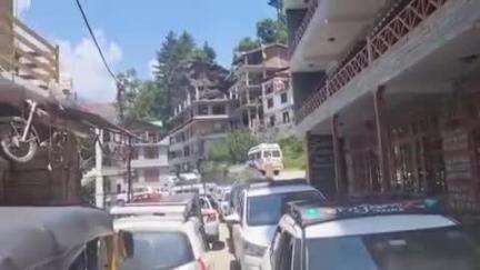 कुल्लू: मनाली में बढ़े पर्यटक, सड़कों पर वाहनों की लगी लंबी लाइनें