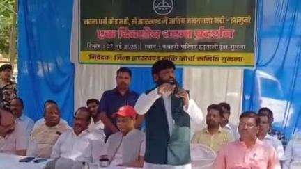 गुमला: सरना धर्म कोड लागू करने की मांग को लेकर झामुमो ने कचहरी परिसर में दिया धरना