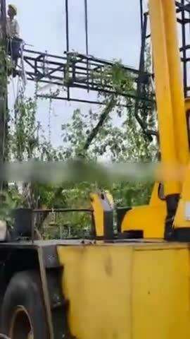 हवेली: लोणी काळभोर येथे पुणे सोलापूर महामार्गावर पीएमआरडीएची अनाधिकृत होर्डिंग वर कारवाई