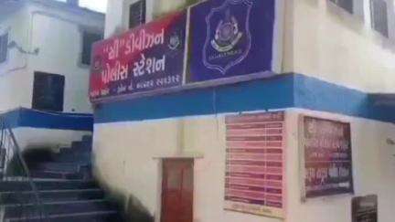 ભરૂચ: ભરૂચ શહેર "સી" ડીવીઝન પોલીસે મહાદેવનગર સોસાયટી વિસ્તારમાં થી જુગાર રમતા ત્રણ ઇસમોને ઝડપી પાડ્યા.