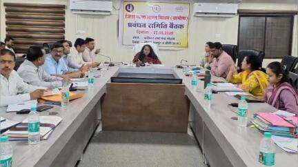 जिला कार्यालय के सभाकक्ष में कलेक्टर तूलिका प्रजापति ने समय सीमा की बैठक ली