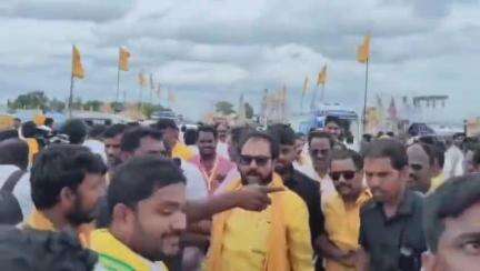 కడప మహానాడులో దెందులూరు ఎమ్మెల్యే చింతమనేని క్రేజ్, చింతమనేనితో ఫోటోలు దిగేందుకు ఎగబడ్డ కార్యకర్తలు