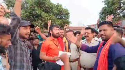 सिहावल: कुशमहर चौराहे पर भगवान बिरसा मुंडा की प्रतिमा को अज्ञात लोगों ने किया क्षतिग्रस्त, शिव सैनिकों ने किया आंदोलन