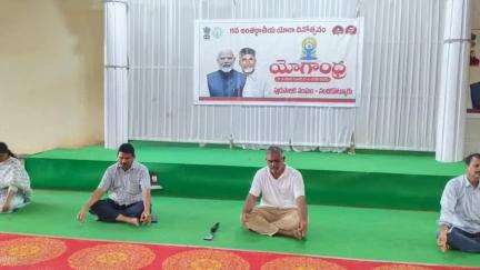 ప్యారడైజ్ ఫంక్షన్ హాల్ లో మున్సిపల్ కమిషనర్ తాసిల్దార్ ఎంపీడీవో ఆధ్వర్యంలో: యోగాంధ్ర హాజరైన మండల అధికారులు