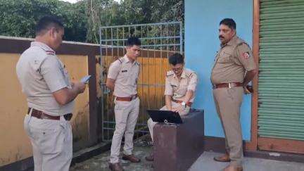 ময়নাগুড়ি: ধুপগুড়ি থানা ও রাজগঞ্জ থানার যৌথ উদ্যোগে ভুটকি হাটের একটি ওষুধের দোকান থেকে উদ্ধার হল বিপুল পরিমাণ নিষিদ্ধ কাফ সিরাপ