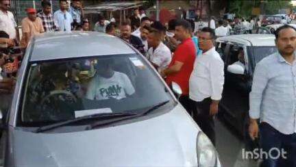 টিংখং: কাৰাগাৰৰ পৰা ওলাই পদুম ফুলৰ ষ্টিকাৰ লগোৱা বাহনত উঠি পুনৰ বিতৰ্কত শংকৰজ্যোতি বৰুৱা,বিতৰ্ক নকৰিবলৈ টেঙাখাতত আহ্বান