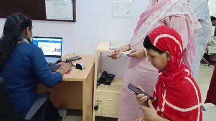 नोखा: सामुदायिक स्वास्थ्य केंद्र में आयुष्मान कार्ड बनाने के लिए अभियान के तहत मंगलवार को आयुष्मान कार्ड का निर्माण किया गया
