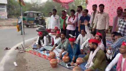 ललितपुर: जनपद में छाई हुई पानी एवं बिजली की समस्या को लेकर सपाइयों ने तुवन चौराहे के पास किया धरना प्रदर्शन #Jansamasya