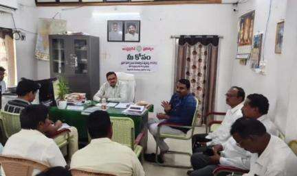 గిద్దలూరు: జూన్ 1వ తేదీ నుంచి రేషన్ షాపుల వద్దే రేషన్ అందించాలని రేషన్ డీలర్లను ఆదేశించిన గిద్దలూరు తహసిల్దార్ ఆంజనేయ రెడ్డి