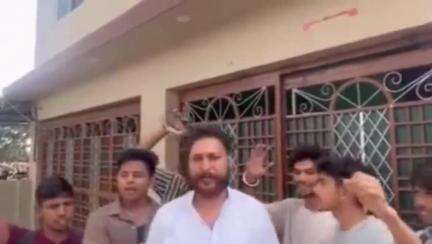 डोईवाला: हनुमान चालीसा टोली के कार्यकर्ताओं ने भानियावाला स्थित एक कंपनी के बाहर किया प्रदर्शन, लगाया ताला