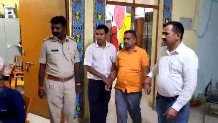 जहानाबाद: निगरानी विभाग ने जिला शिक्षा कार्यालय के प्रधान क्लर्क को ₹50000 रिश्वत लेते रंगे हाथ गिरफ्तार किया