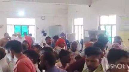 बाह: बाह के उप निबंधन कार्यालय में उमड़ी भीड़