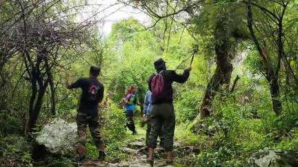 चमोली: केदारनाथ वन्यजीव प्रभाग और रुद्र हिमालय इको विकास समिति ने रुद्रनाथ ट्रैक पर साइनबोर्ड और स्वच्छता अभियान चलाया