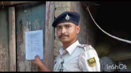 शंभूगंज: गिद्धौरा गांव में फरार आरोपियों के घर न्यायालय के आदेश पर पुलिस ने इश्तेहार चिपकाया