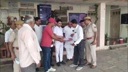 पचपहाड़: छत्रपुरा झालावाड़ रोड स्थित रेलवे स्टेशन पर यात्री सुविधाएं विकसित करने की मांग को लेकर सौंपा गया ज्ञापन