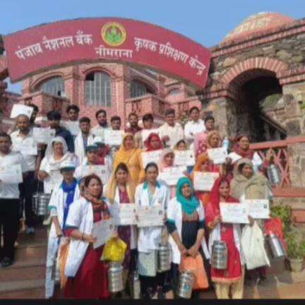नीमराना: नीमराना में कृषि उद्यमी प्रशिक्षण कार्यक्रम में ग्रामीणों को पशुपालन और मशरूम के अनुभव प्रमाण पत्र बांटे गए
