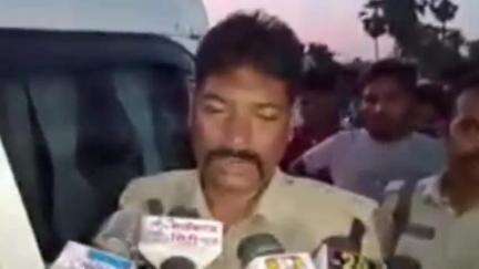 पारू: देवरिया: एसपी विद्यासागर मुजा बंगरा गांव पहुंचे, पुलिस पिटाई से घायल लोगों से की बात