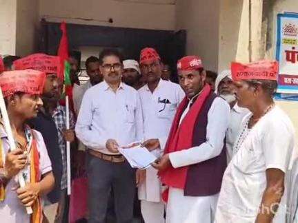 पलेरा: समाजवादी पार्टी कार्यकर्ताओं ने अनेक समस्याओं को लेकर राष्ट्रपति के नाम पलेरा तहसीलदार को ज्ञापन सौंपा