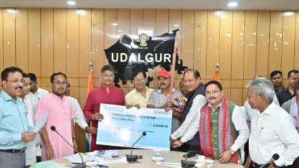 ওদালগুৰি: আয়ুক্ত কাৰ্যালয়ত শিল্পী পেঞ্চন,বাৰ্ষিক শিল্পী সন্মান লাভ কৰা শিল্পীক প্ৰমানপত্ৰ বিতৰন কৰে মন্ত্ৰী পিয়ুজ হাজৰিকাই