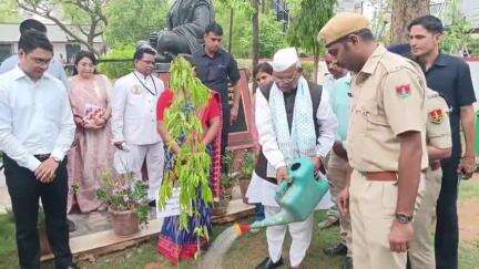 डूंगरपुर: राजस्थान के राज्यपाल हरिभाउ बागडे सोमवार को एक दिवसीय दौरे पर डूंगरपुर पहुंचे, दोपहर बाद सर्किट हाउस में विश्राम किया