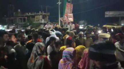 इटावा: सिविल लाइन इलाके से लापता युवक के अपहरण की आशंका, परिजनों ने लुहन्ना चौराहे पर देर शाम लगाया जाम, पुलिस ने दिया आश्वासन