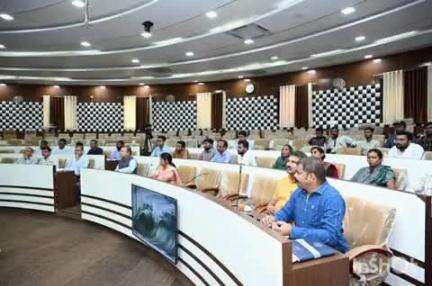 चंद्रपूर: सातत्याने खंडित होणाऱ्या वीज पुरवठ्यावर तातडीने उपाययोजना करा;नियोजन भवन सभागृह येथे आढावा बैठक