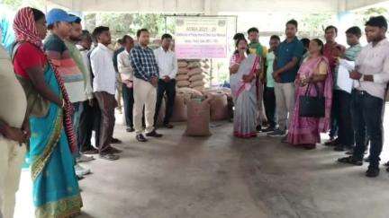 পাড়া: পাড়া কৃষাণ মান্ডিতে আতমা প্রকল্পের অধীনে চাষীদের উন্নত মানের ধানের বীজ প্রদান করা হলো।