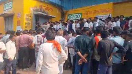 बमोरी: बागेरी खाद वितरण केंद्र पर किसानों को डीएपी खाद वितरित किया गया