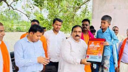 अरेराज: पहाड़पुर के सोनवल उत्तर पट्टी एवं भाजा छाप्पर मिडिल स्कूल में विधायक ने बच्चों के बीच बैग का वितरण किया