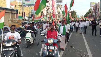 காஞ்சிபுரம்: காவலன் கேட் அருகே ஆபரேஷன் சிந்தூர் வெற்றியை கொண்டாடும் விதமாக பாஜக சார்பில் தேசியக் கொடியேந்திய திரங்கா யாத்திரை பேரணி
