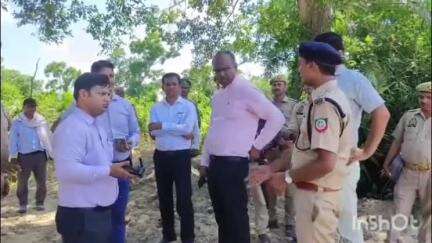 नौतनवा: बरसात को देखते हुए डीएम ने महाव नाले का किया निरीक्षण