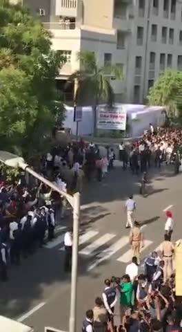 *अहमदाबाद की सड़कों पर दौ " शेर " घूम रहे हैं !*
*देखिए*😍😍😍