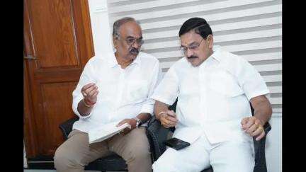 భీమవరం: పట్టణంలో కేంద్రమంత్రి శ్రీనివాస్ వర్మను మర్యాదపూర్వకంగా కలిసిన తాడేపల్లిగూడెం ఎమ్మెల్యే బొలిశెట్టి శ్రీనివాస్