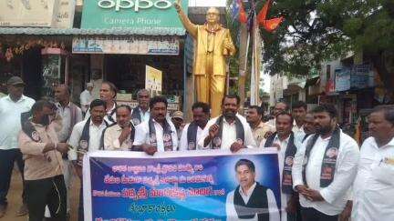 మందకృష్ణ మాదిగకు పద్మశ్రీ అవార్డు నందికొట్కూరు అంబేద్కర్ విగ్రహం వద్ద స్వీట్లు పంచి సంబరాలు చేసుకున్న:MRPSనాయకులు